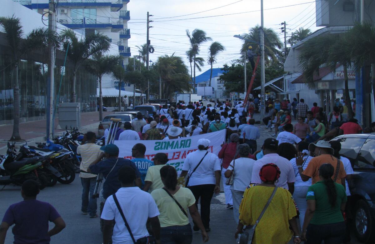Cientos de sanandresanos salieron a marchar el viernes pasado desde el aeropuerto Gustavo Rojas Pinilla hasta la Gobernación. 
