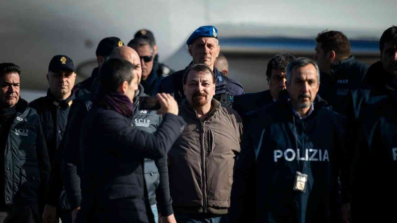 Cesare Battisti es conducido a la prisión de máxima seguridad Oristano, en la isla de Cerdeña.