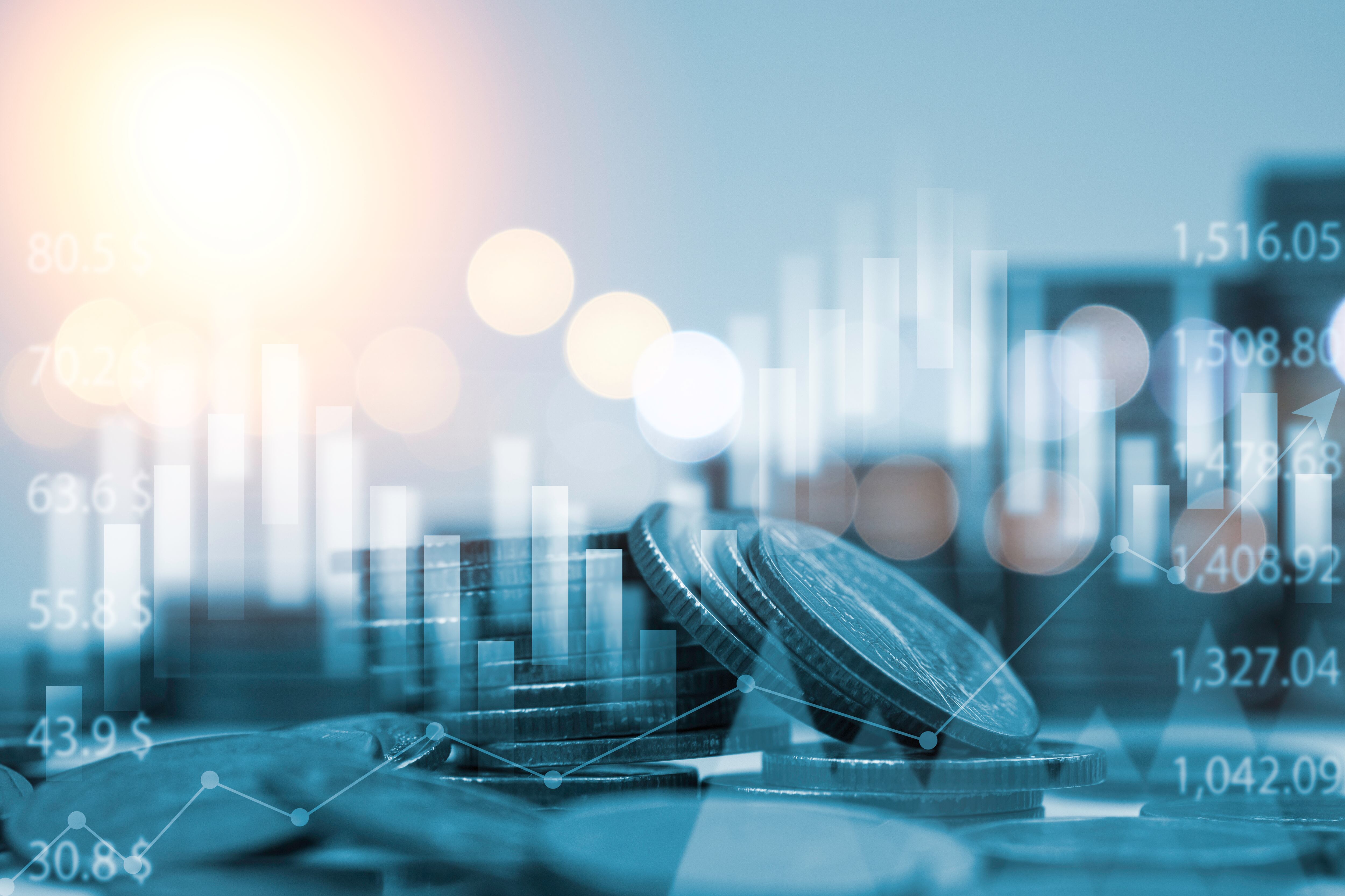 Doble exposición azul de monedas de dinero apiladas con gráfico de barras para el concepto de negocio financiero y de inversión.