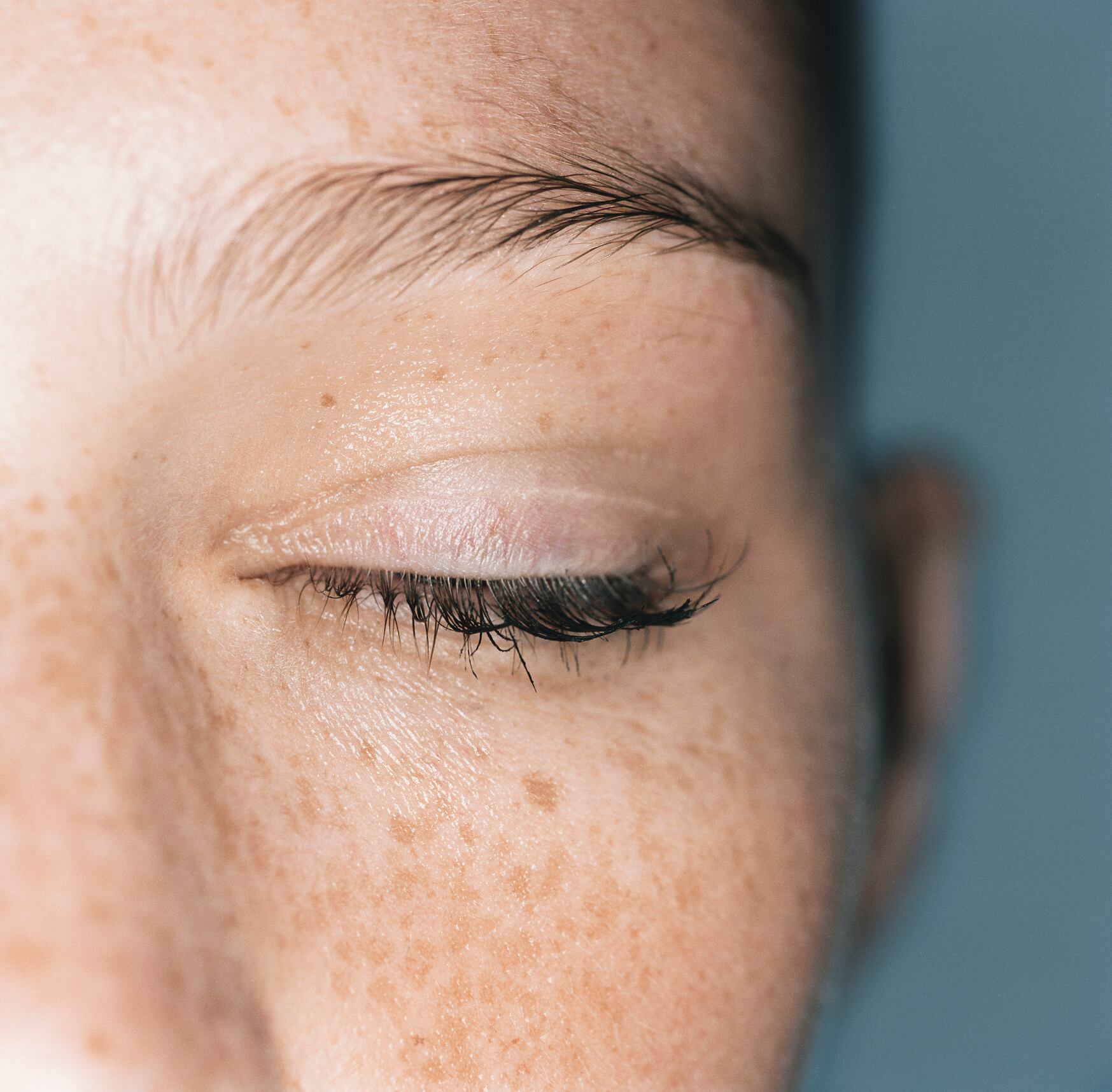 Pestañas brillantes.