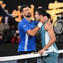 El serbio Novak Djokovic (izq.) abraza al español Carlos Alcaraz tras su partido de cuartos de final de individuales masculinos en la décima jornada del Abierto de Australia de tenis en Melbourne el 22 de enero de 2025.