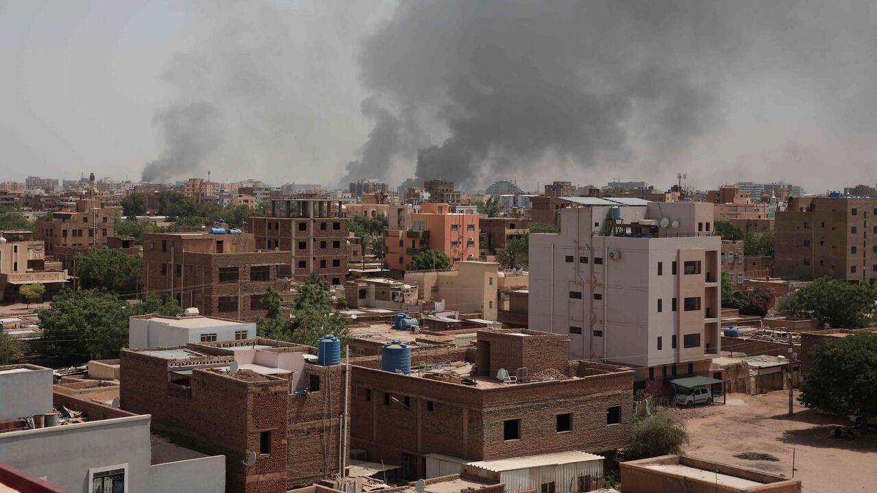 El humo se eleva desde un barrio central de Jartum, Sudán, el domingo 16 de abril de 2023, después de que decenas de personas murieran en dos días de intensos combates.