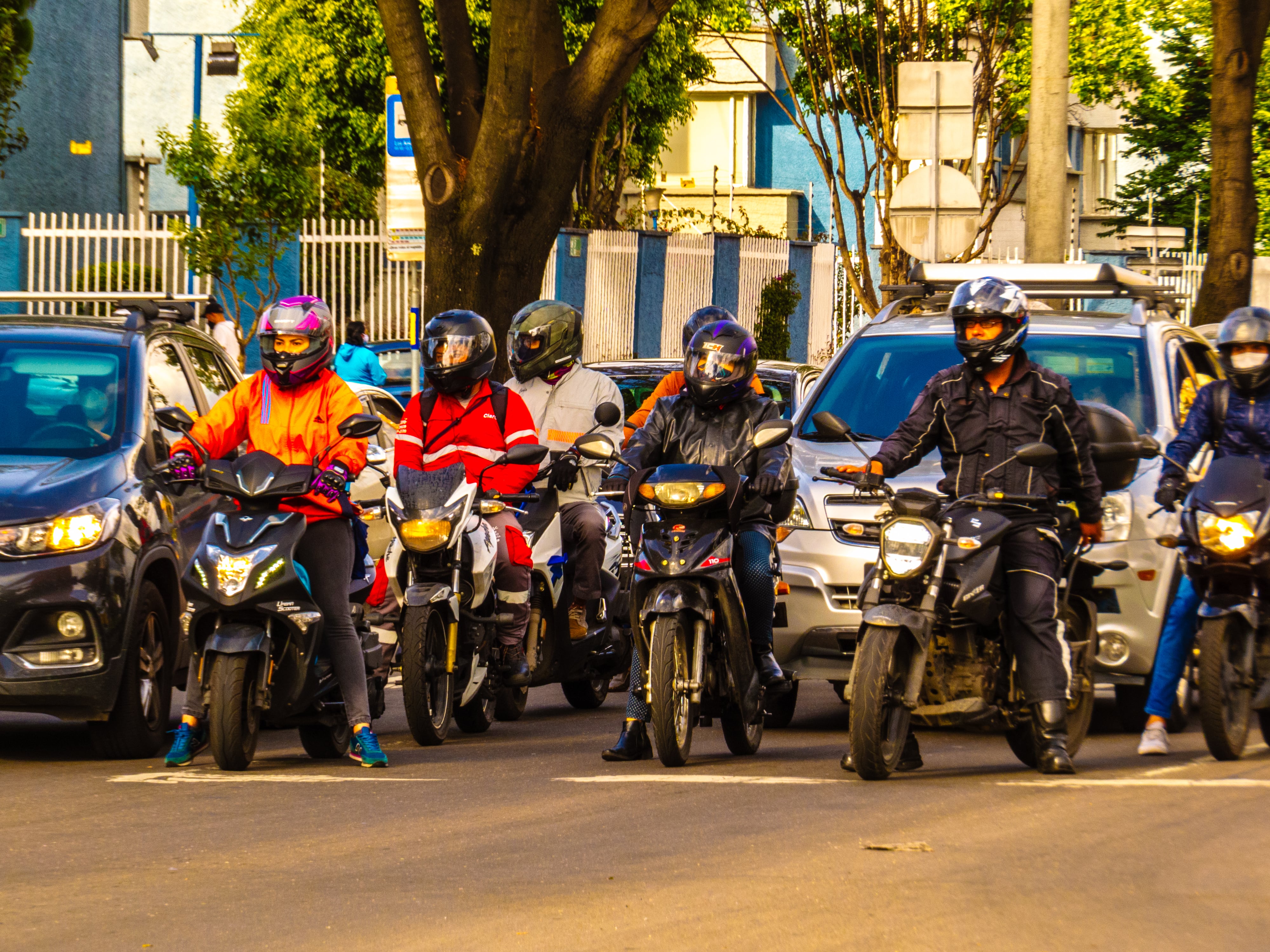 La conducción en Bogotá exige motos adaptadas a la altura, el tráfico y las condiciones climáticas de la capital.