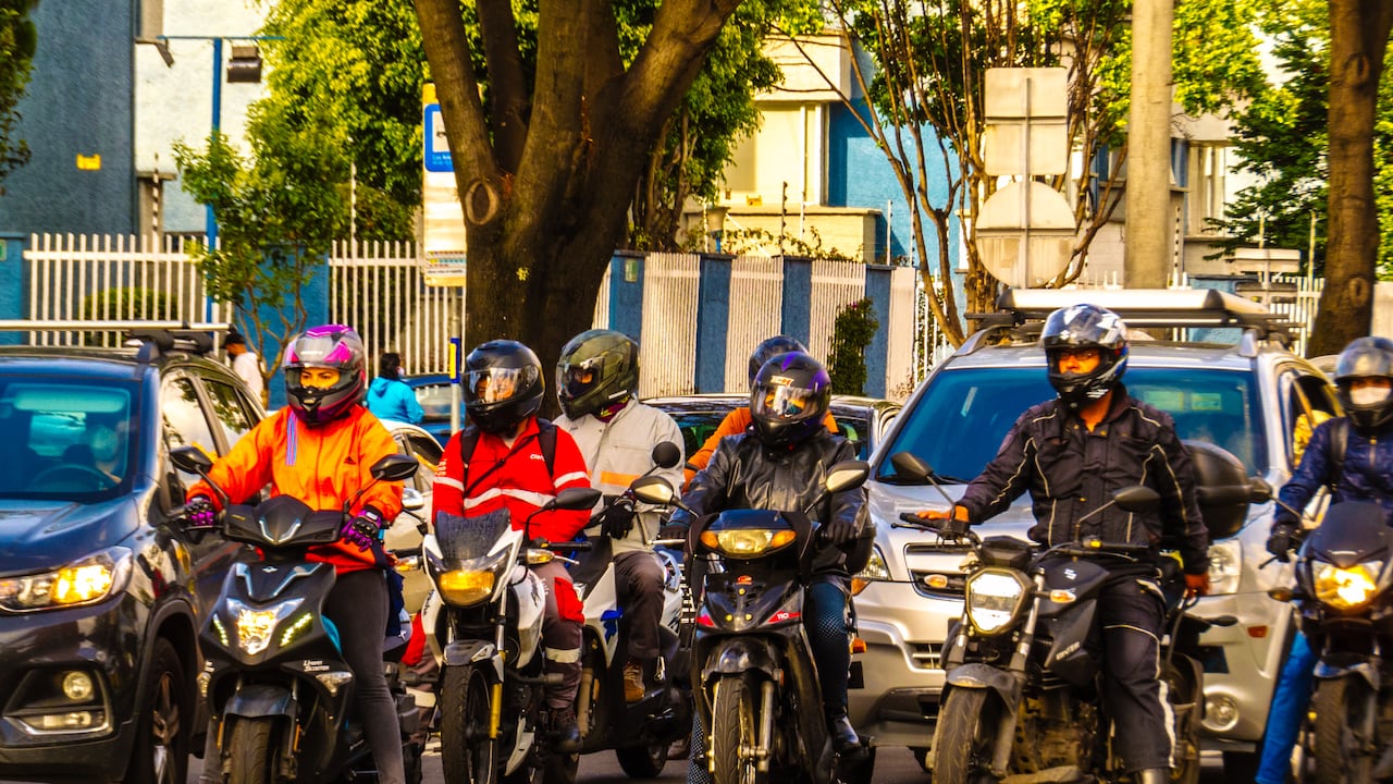 La conducción en Bogotá exige motos adaptadas a la altura, el tráfico y las condiciones climáticas de la capital.