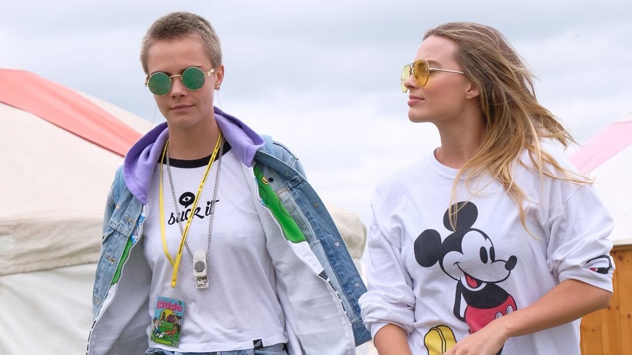 Cara Delevingne (I) y Margot Robbie tienen una relación muy cercana desde 2016 cuando grabaron la película Suicide Squad