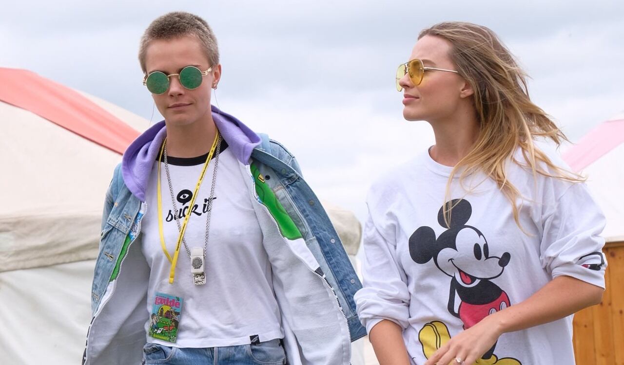 Cara Delevingne (I) y Margot Robbie tienen una relación muy cercana desde 2016 cuando grabaron la película Suicide Squad