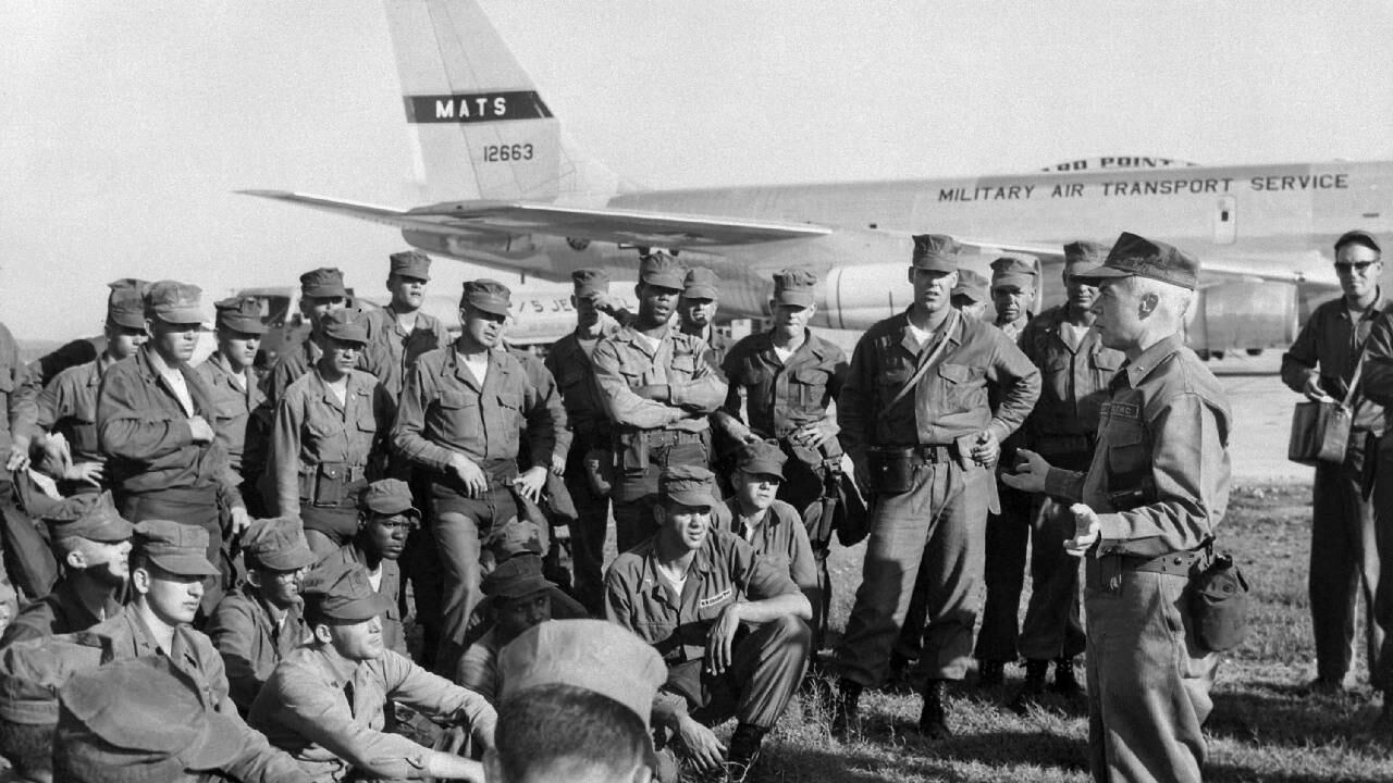 (ARCHIVO) Foto tomada el 25 de octubre de 1962, los marines estadounidenses escuchan al general Collins, comandante de la base naval estadounidense de la Bahía de Guantánamo en Cuba, a su llegada a la base durante la crisis de los misiles.