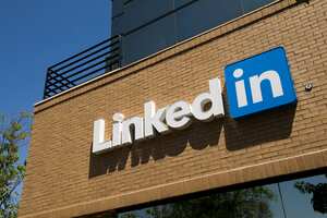 La señalización de LinkedIn Corp. se muestra en la fachada de la sede de la compañía en Mountain View, California, EE. UU. El jueves 25 de abril de 2013. LinkedIn Corp. agregó la plataforma de publicación Pulse, una aplicación de lectura de noticias utilizada por más de 20 millones de personas en 190 países, para conocer las noticias y el contenido de este mes. Fotógrafo: David Paul Morris / Bloomberg a través de Getty Images