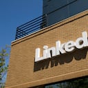 La señalización de LinkedIn Corp. se muestra en la fachada de la sede de la compañía en Mountain View, California, EE. UU. El jueves 25 de abril de 2013. LinkedIn Corp. agregó la plataforma de publicación Pulse, una aplicación de lectura de noticias utilizada por más de 20 millones de personas en 190 países, para conocer las noticias y el contenido de este mes. Fotógrafo: David Paul Morris / Bloomberg a través de Getty Images