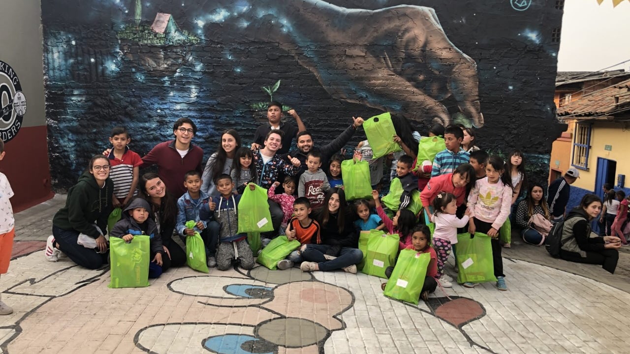 Desde el 2018 han entregado más de 350 kits escolares.