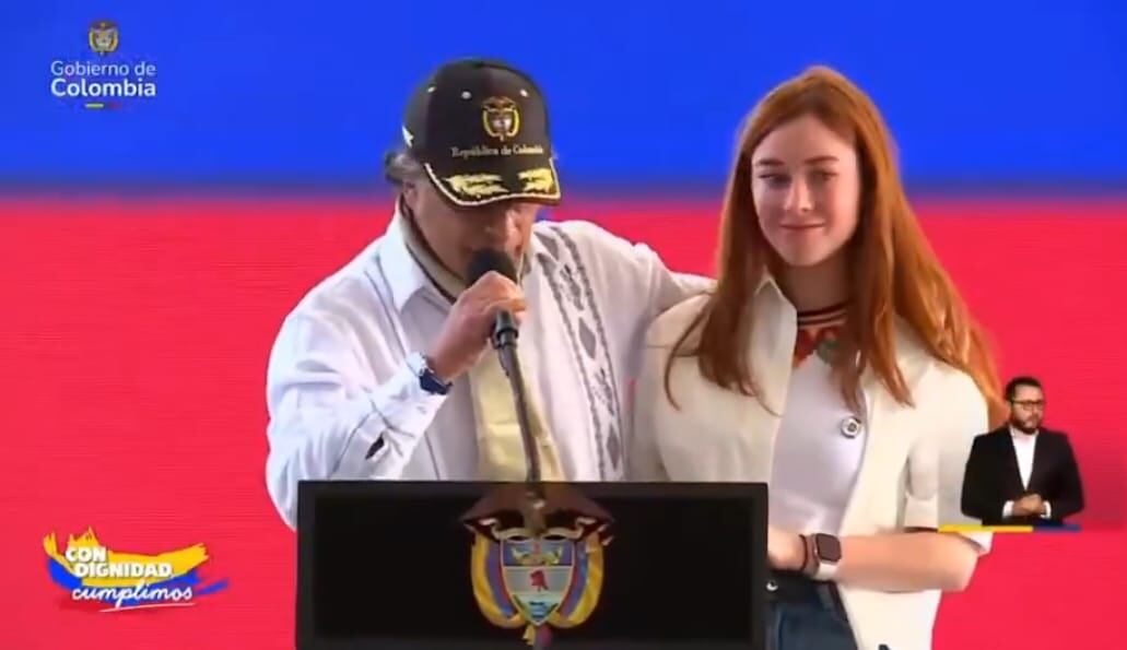 El presidente Gustavo Petro, dice entre risas, que cuando las funcionarias hermosas se le arriman, los periodistas chismosos dicen que son sus novias. Ante lo que Miranda responde "qué tal" y ríen. Foto: tomada de redes sociales / El País.