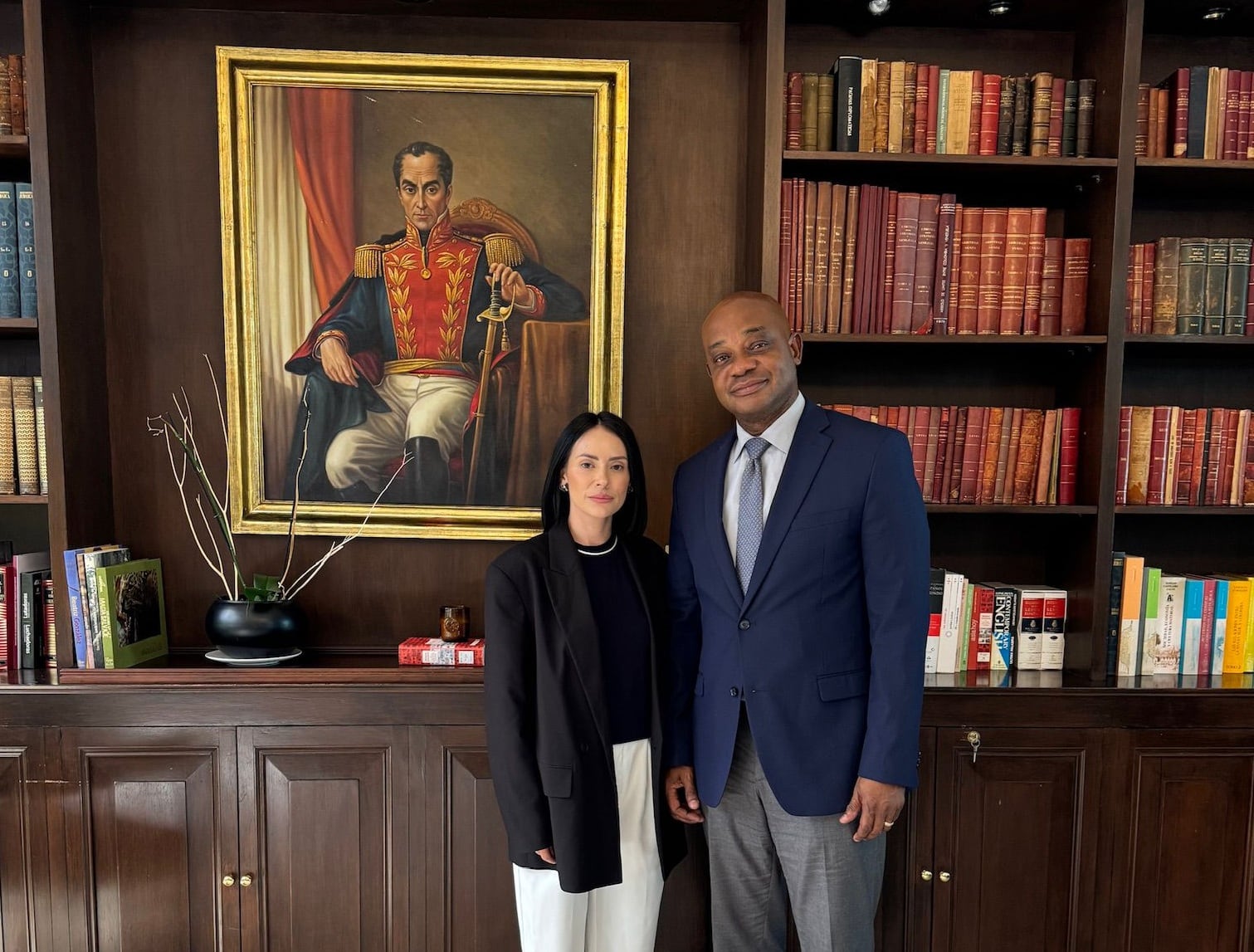 La esposa de Elkana Bohbot en su encuentro con el entonces canciller, Luis Gilberto Murillo, en una de sus visitas a Colombia el año pasado. Foto suministrada.