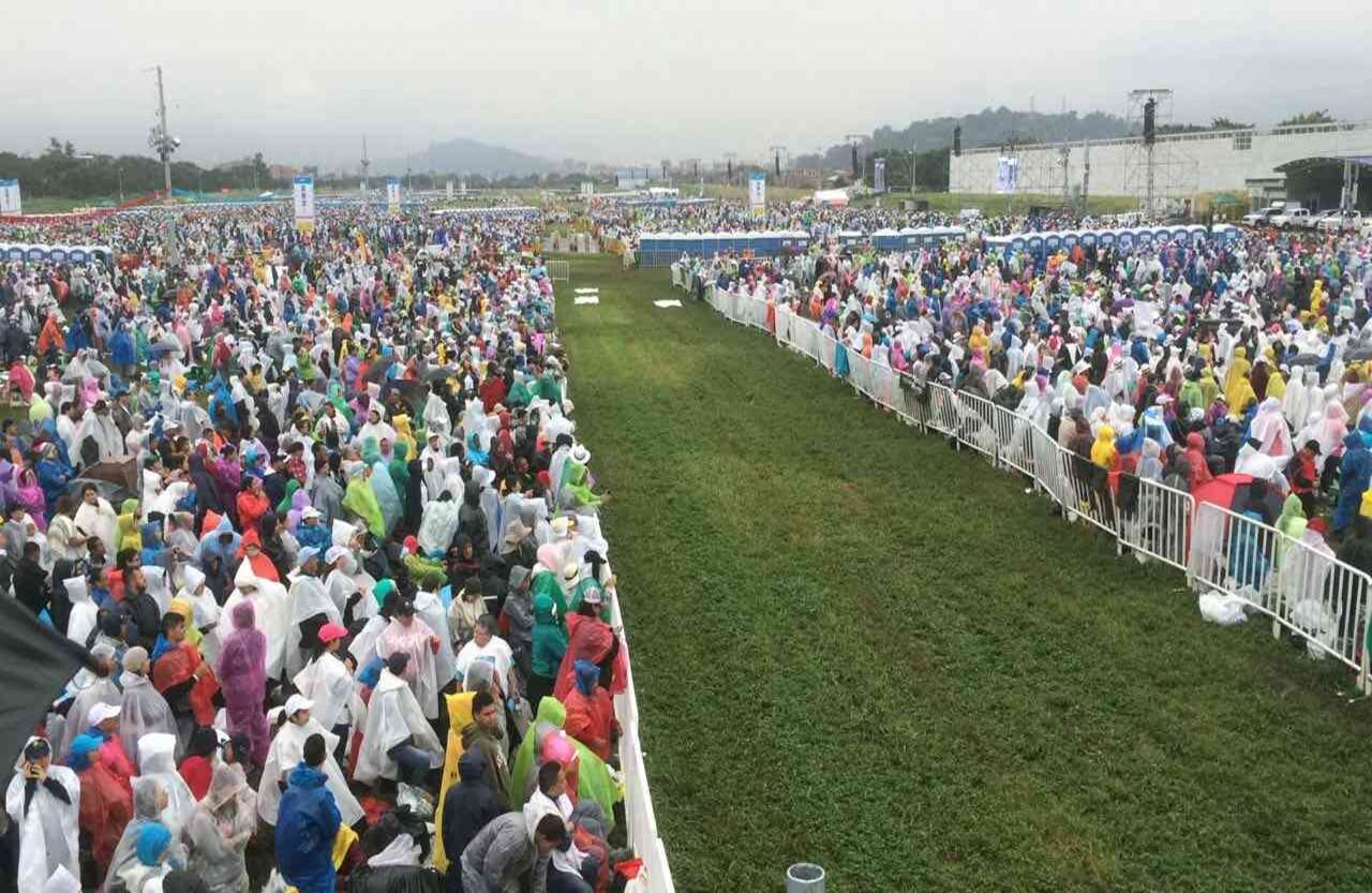 Por ese sendero el papa Francisco saludó a los miles de fieles. Foto: Pablo Andrés Monsalve// SEMANA.  