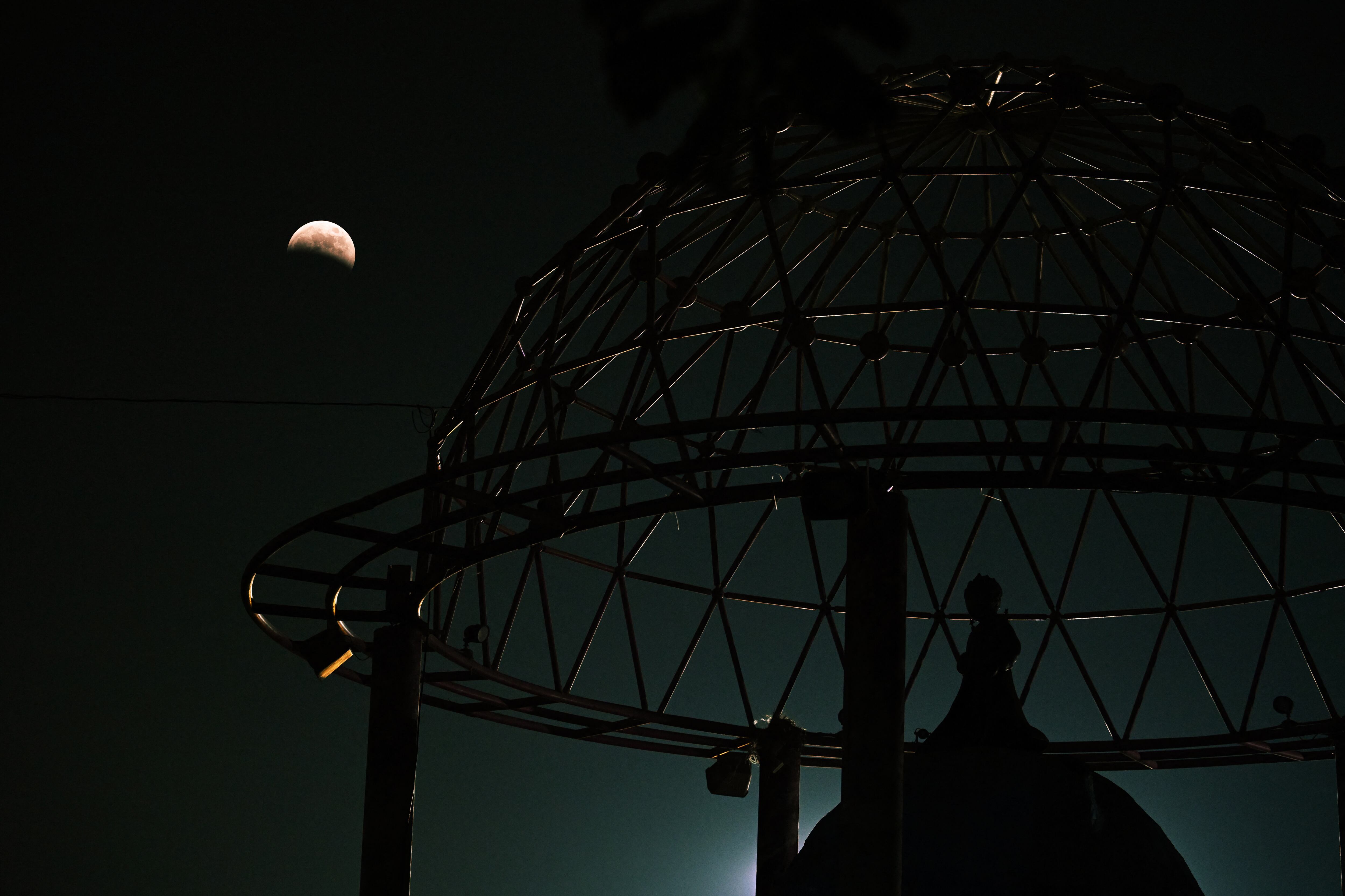 "Luna de sangre" completa durante el eclipse lunar, cerca del monumento al pequeño príncipe en San Salvador, El Salvador. (Photo by Marvin RECINOS / AFP)