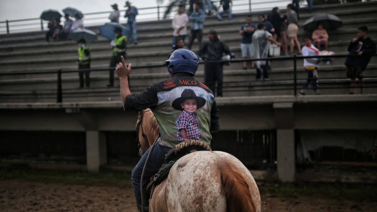 En el coleo, los asistentes sacan sus cámaras para registrar cada instante de la correría del caballo junto a su vaquero para agarrarle el rabo del toro y tirarlo al piso.