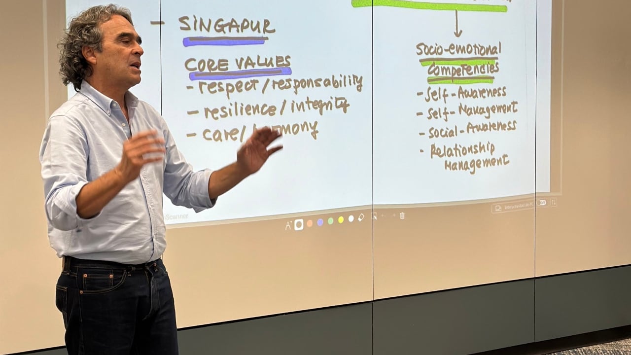 Fajardo reveló el país en el que está ejerciendo como profesor.