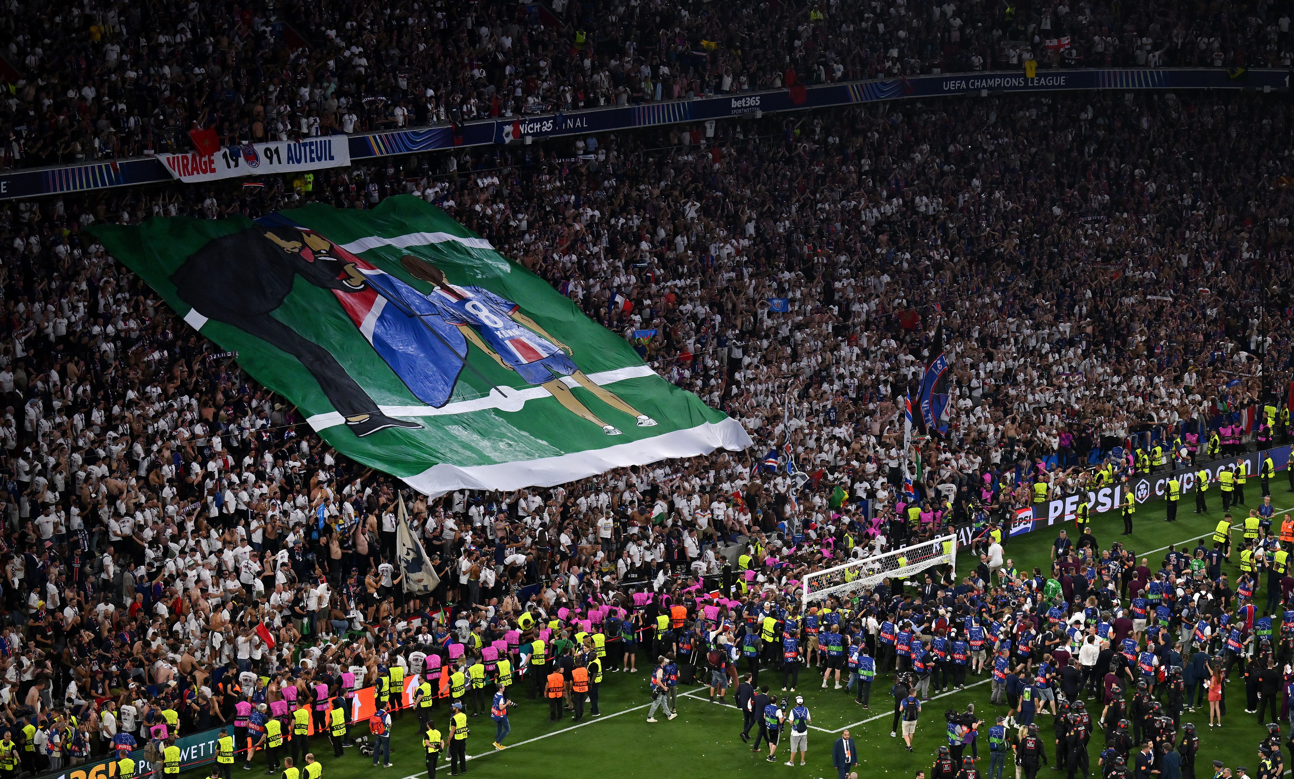La afición del PSG rindió homenaje a Xana y Luis Enrique.