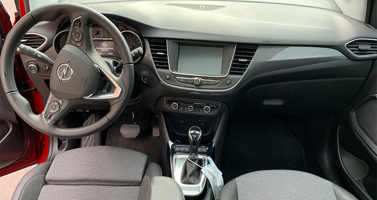 El tablero del Opel Crossland es sobrio y elegante a la vez, con buenos plásticos y apliques en cromo. Los mandos de entretenimiento, aire acondicionado y entradas de carga están bien ubicados y son sencillos de acceder para personas de cualquier tamaño.