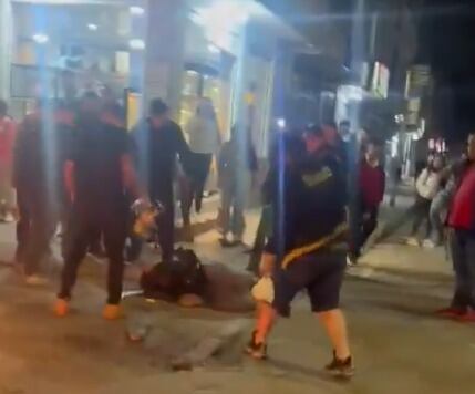 Los ciudadanos decidieron actuar por su cuenta, golpeando con palos, patadas y puños a los dos sujetos.