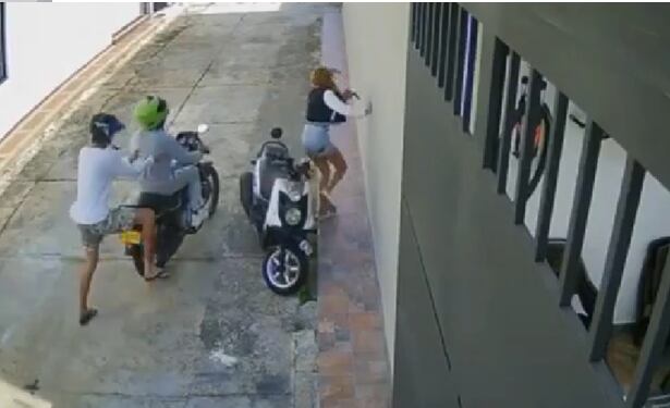 Los delincuentes lograron llevarse el celular a la joven.