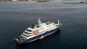 Esta vista aérea muestra al personal sanitario abordando el crucero MV Hondius, anclado frente al puerto de Praia, la capital de Cabo Verde, el 6 de mayo de 2026.