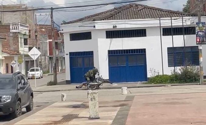 La moto fue abandonada en el parque principal de Florida, Valle del Cauca.