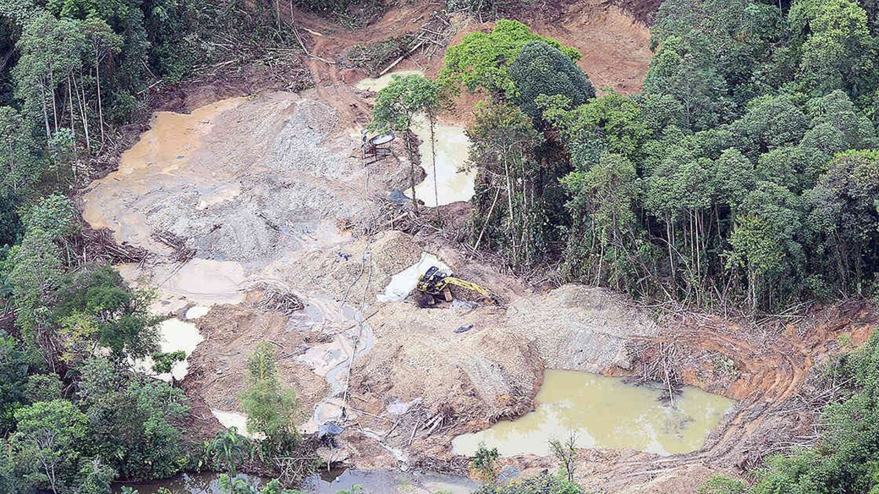 La extracción de oro y materiales de construcción de manera ilícita son los que generan mayores impactos al medioambiente. Foto: archivo/Semana.