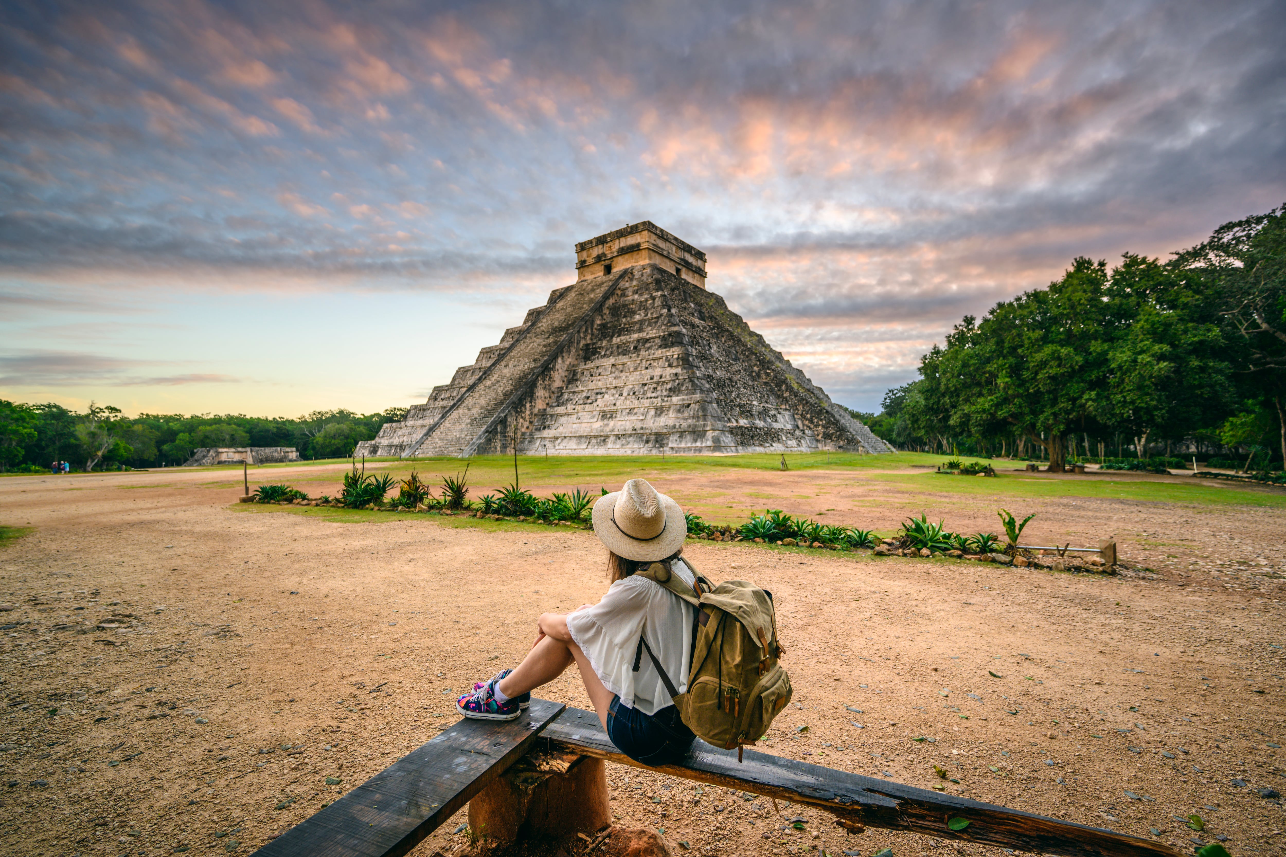 Turista explorando el sitio arqueológico de Chichén Itzá, Yucatán, México