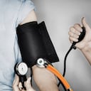 Expertos de la Clínica Mayo, organización sin ánimo de lucro, destacan que una presión arterial normal es cuando no supera 120/80 mm. Foto: Gettyimages.