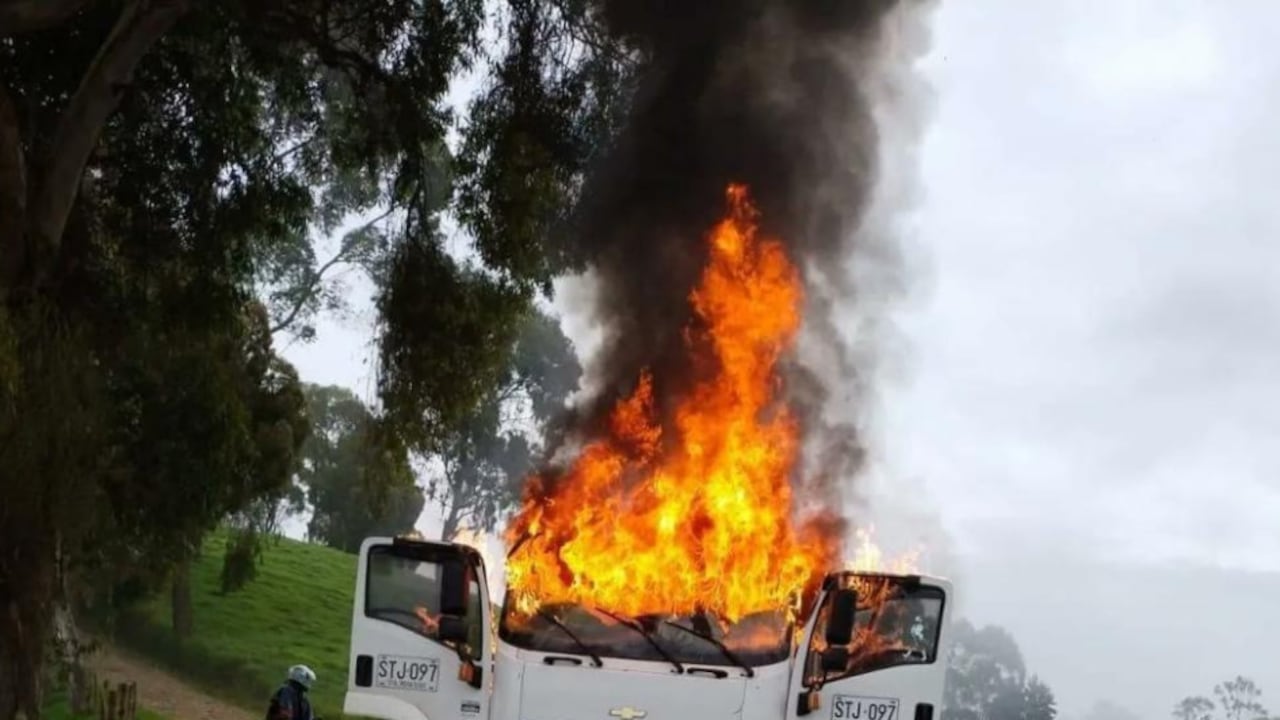 Vehículo incinerado en Antioquia durante el paro armado del Clan del Golfo.