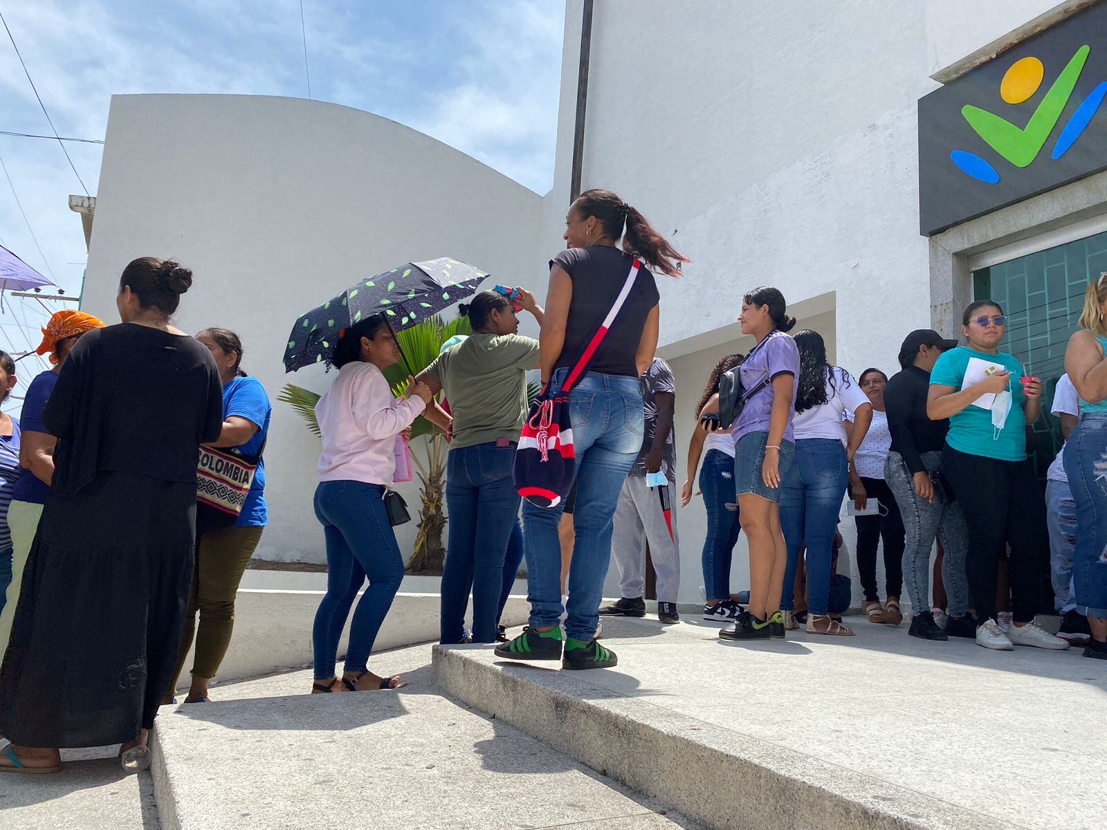 Se reportan largas filas para reclamar subsidio solidario en Barranquilla.