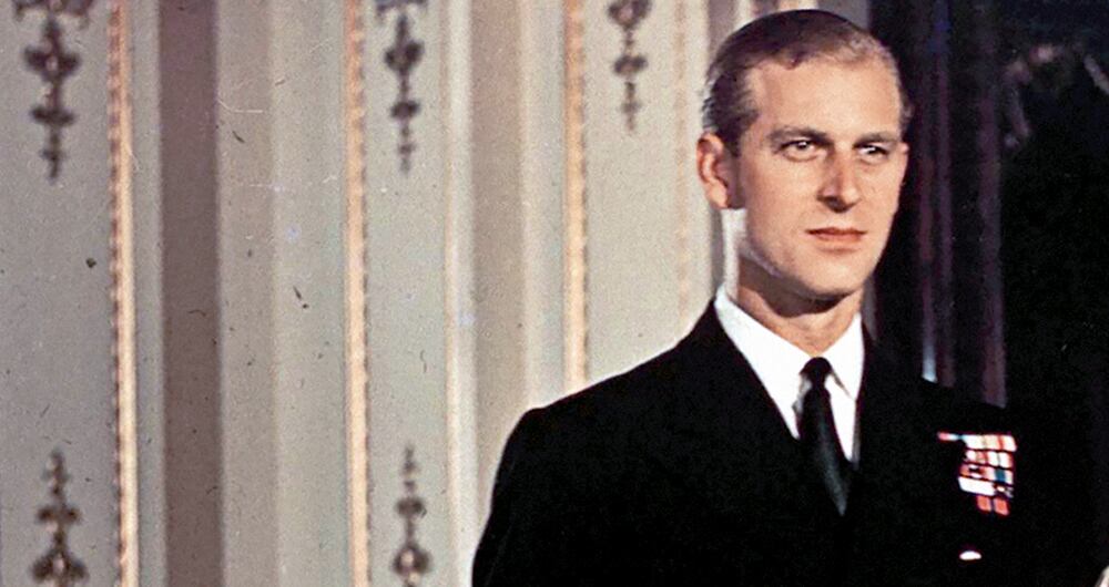   En 1947, el príncipe Felipe de Grecia y Dinamarca venció las reticencias del rey Jorge VI a que se casara con Isabel, porque era pobre y algo rudo.