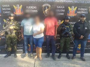 Hombre liberado junto con su familia.