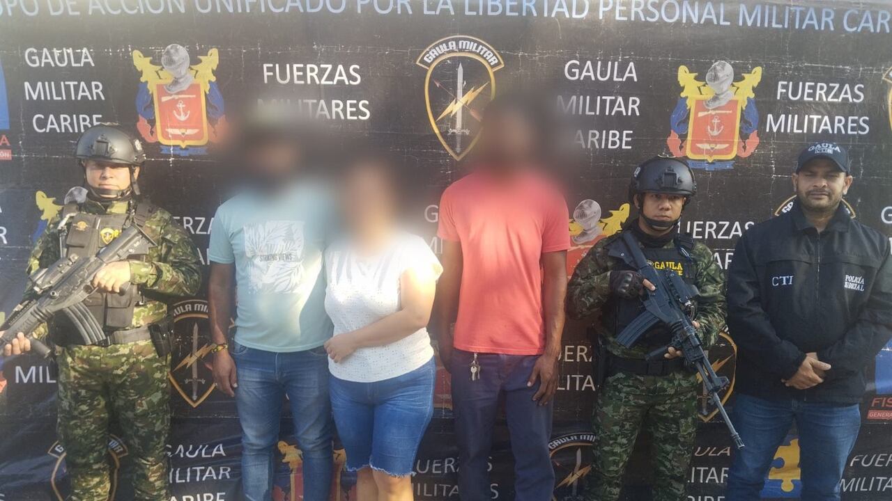 Hombre liberado junto con su familia.