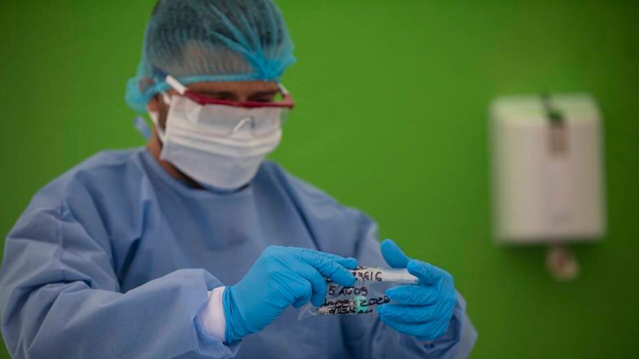 Cierran laboratorio que realizó miles de pruebas erróneas de covid-19
