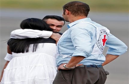 El concejal Marcos Vaquero abraza a su esposa, Olga Tao.