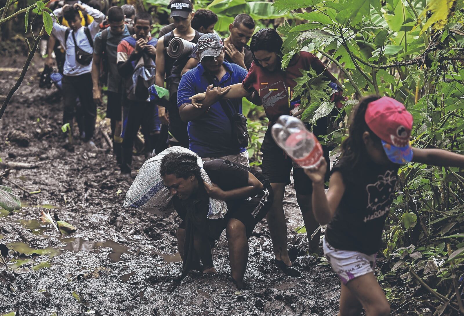 Crisis humanitaria. Entre US$100 y US$1500 dólares deben pagar los migrantes a quienes les prestaran sus servicio como coyotes o como guias para alcanzar la metra de llegar a Panamá. El recorrido por entre la selva, el barro y los ríos puede tardar entre cinco días hasta dos y más semanas.
FOTOS: AFP / EL PAÍS