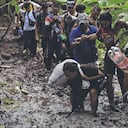 Crisis humanitaria. Entre US$100 y US$1500 dólares deben pagar los migrantes a quienes les prestaran sus servicio como coyotes o como guias para alcanzar la metra de llegar a Panamá. El recorrido por entre la selva, el barro y los ríos puede tardar entre cinco días hasta dos y más semanas.
FOTOS: AFP / EL PAÍS