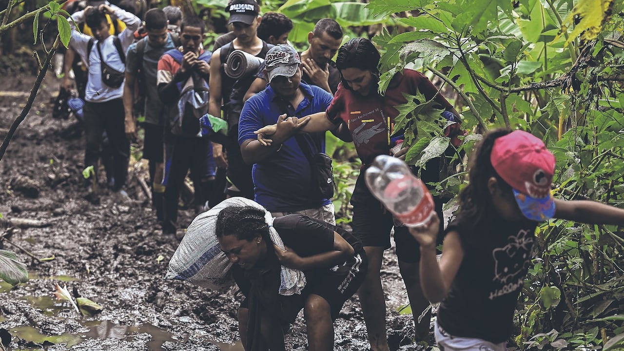 Crisis humanitaria. Entre US$100 y US$1500 dólares deben pagar los migrantes a quienes les prestaran sus servicio como coyotes o como guias para alcanzar la metra de llegar a Panamá. El recorrido por entre la selva, el barro y los ríos puede tardar entre cinco días hasta dos y más semanas.
FOTO: AFP