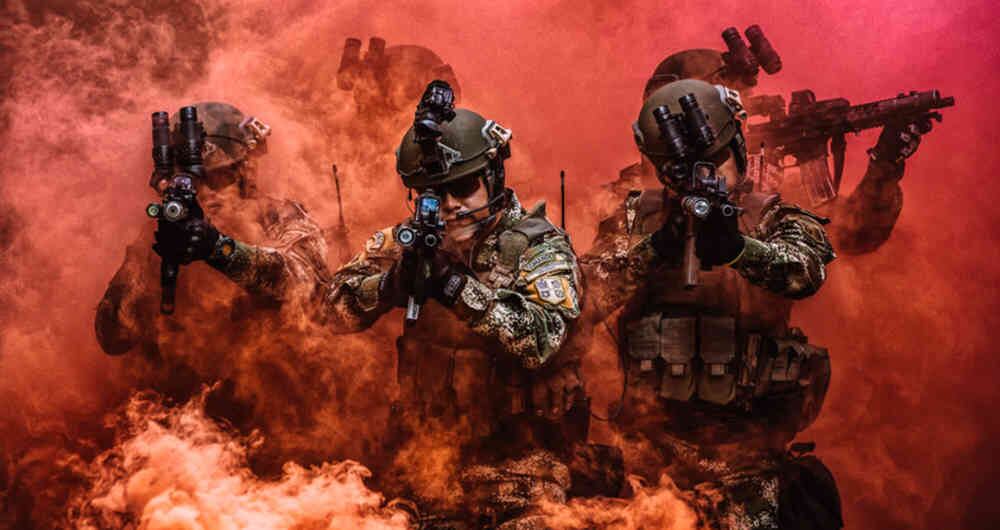 El denso humo actúa como un telón, permitiendo a los Comandos de las Fuerzas Especiales del Ejército avanzar de manera segura a una nueva posición. Foto: Oliver Ehmig 