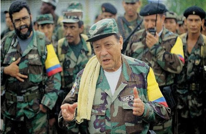  Manuel Marulanda con otros guerrilleros como Jorge Briceño, Alfonso Cano, Joaquin Gomez.