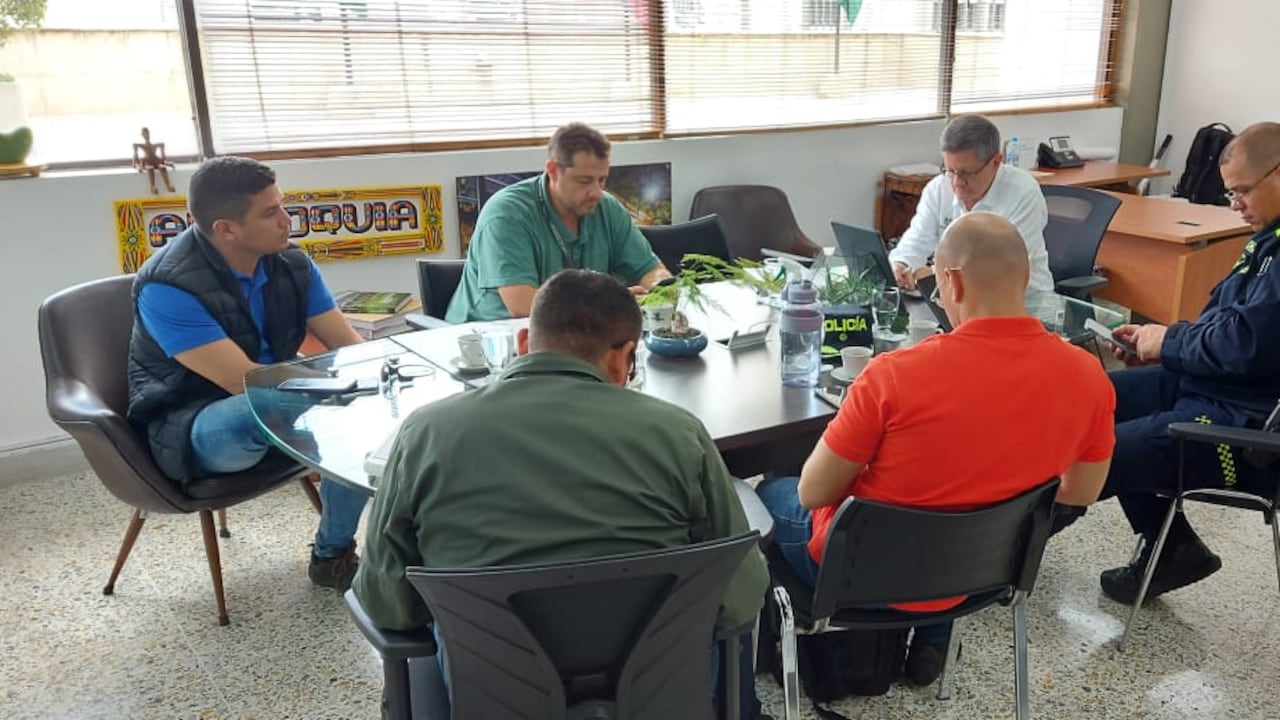 Mineros de Buriticá bloquean la vía.