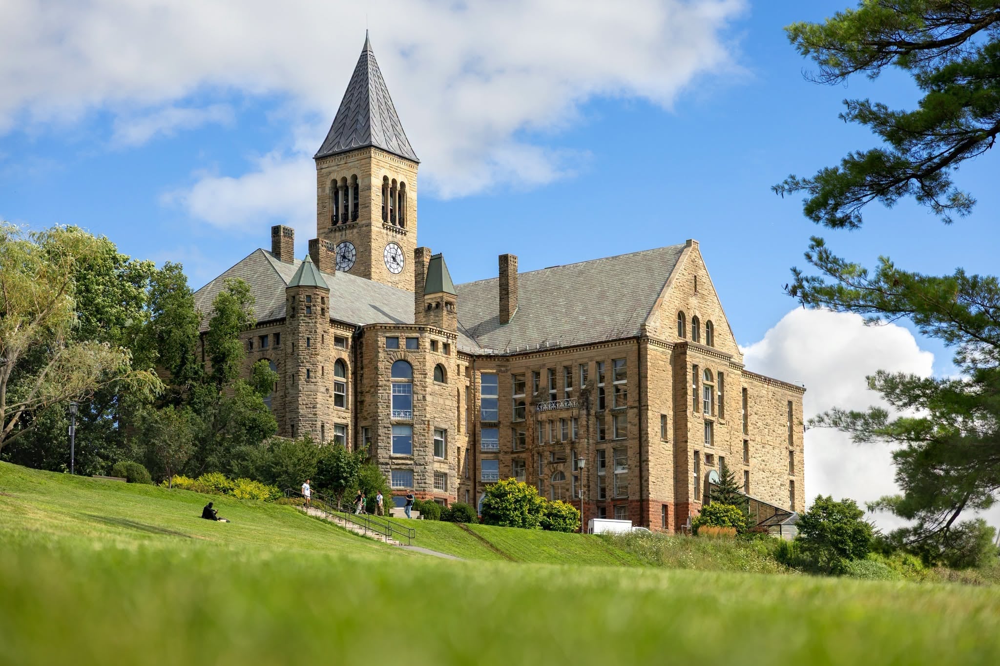 Reabren investigación por el caso de una estudiante de Cornell que denunció haber sido drogada y abusada por siete hombres.