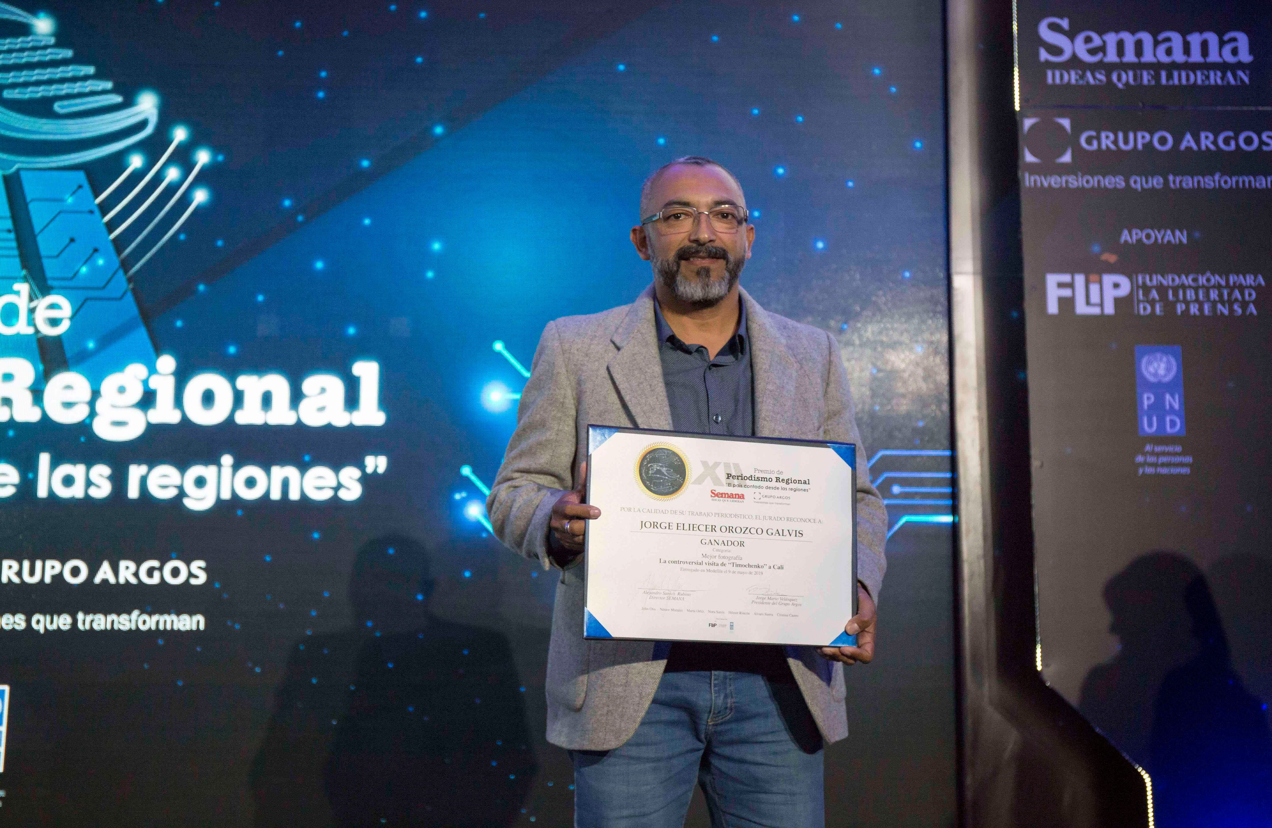 Mejor fotografía: Jorge Eliécer Orozco Galvis con “La Controversial visita de ‘Timochenko‘ a Cali’”.