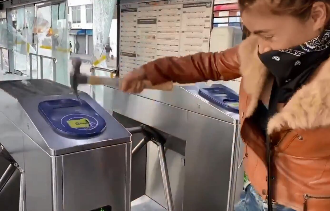 Daneidy Barrera Rojas, conocida en redes sociales como 'Epa Colombia', fue investigada por un video en el que se mostraba cómo vandalizaba una estación de Transmilenio, en Bogotá.