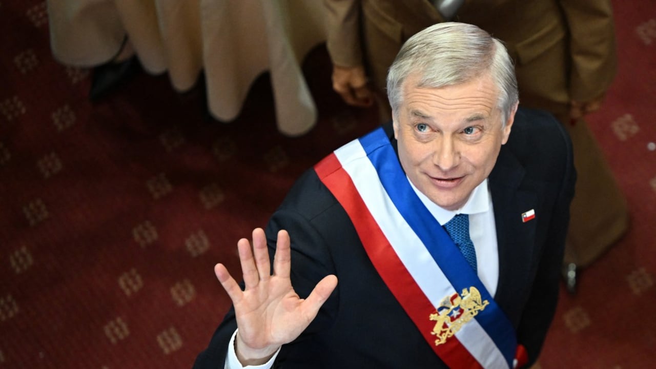 El nuevo presidente de Chile, José Antonio Kast, con la banda presidencial, saluda en el Congreso Nacional en Valparaíso, Chile.