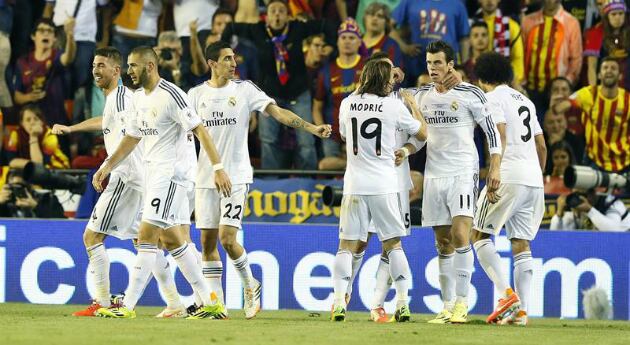 Los jugadores del Real Madrid celebran el gol marcado por su compañero, Gareth Bale, ante el FC Barcelona, el segundo y definitivo del equipo, durante la final de la Copa del Rey 