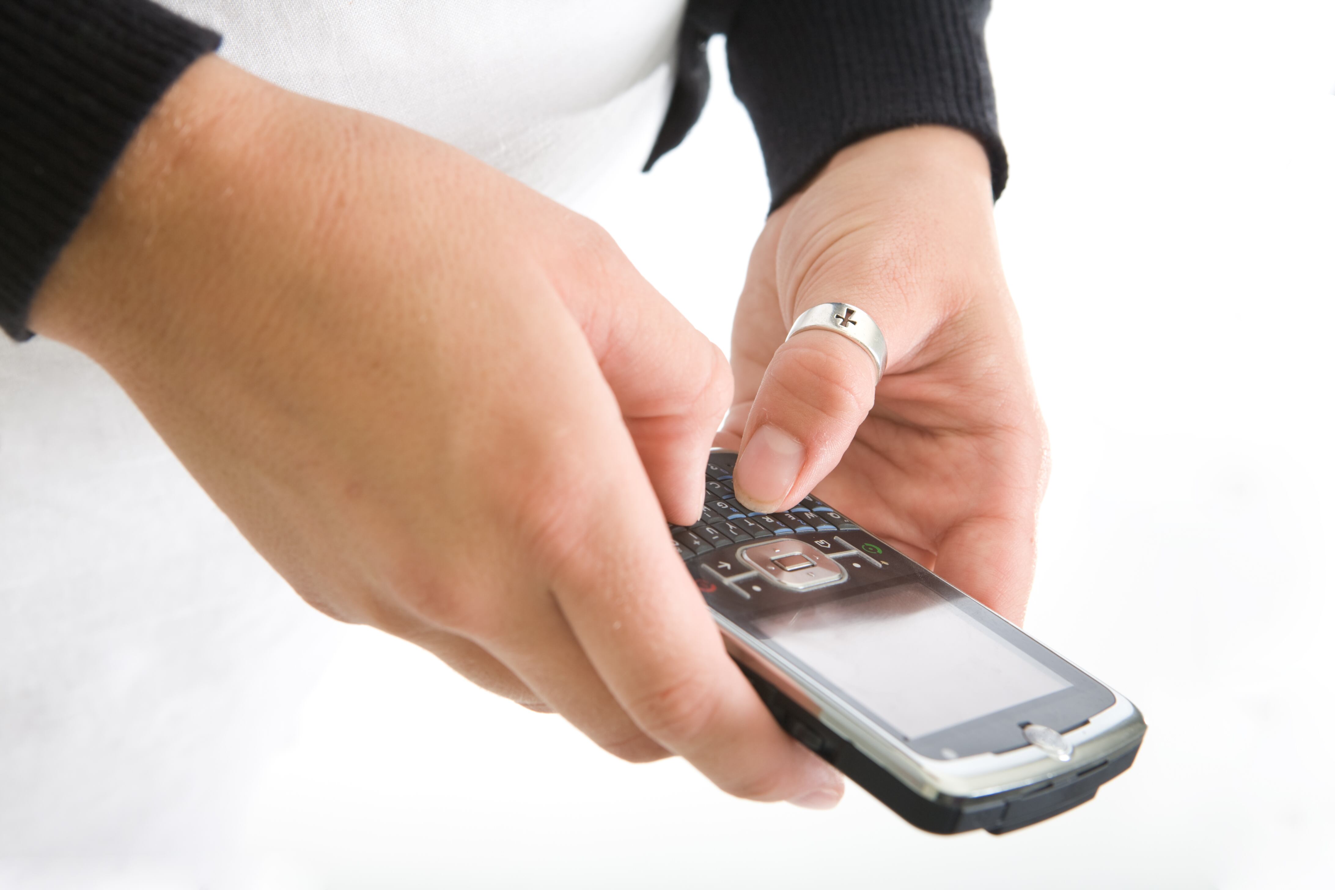 Los anillos en el dedo pulgar pueden simbolizar fortaleza de carácter y libertad de pensamiento.