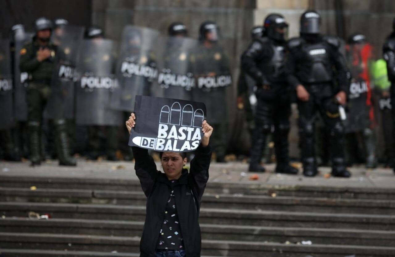 "Basta de balas" fue el mensaje que envió otro de los manifestantes durante los disturbios. FOTO: Esteban Vega / Semana