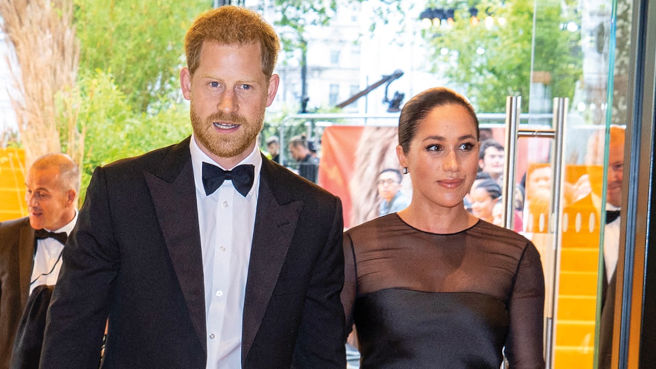 Príncipe Harry y su esposa, Meghan Markle, vuelven a Reino Unido con sus hijos.